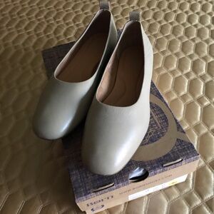 NWT Born Beca flat, in luxe leather a seasonless slip-on, designed for comfort.